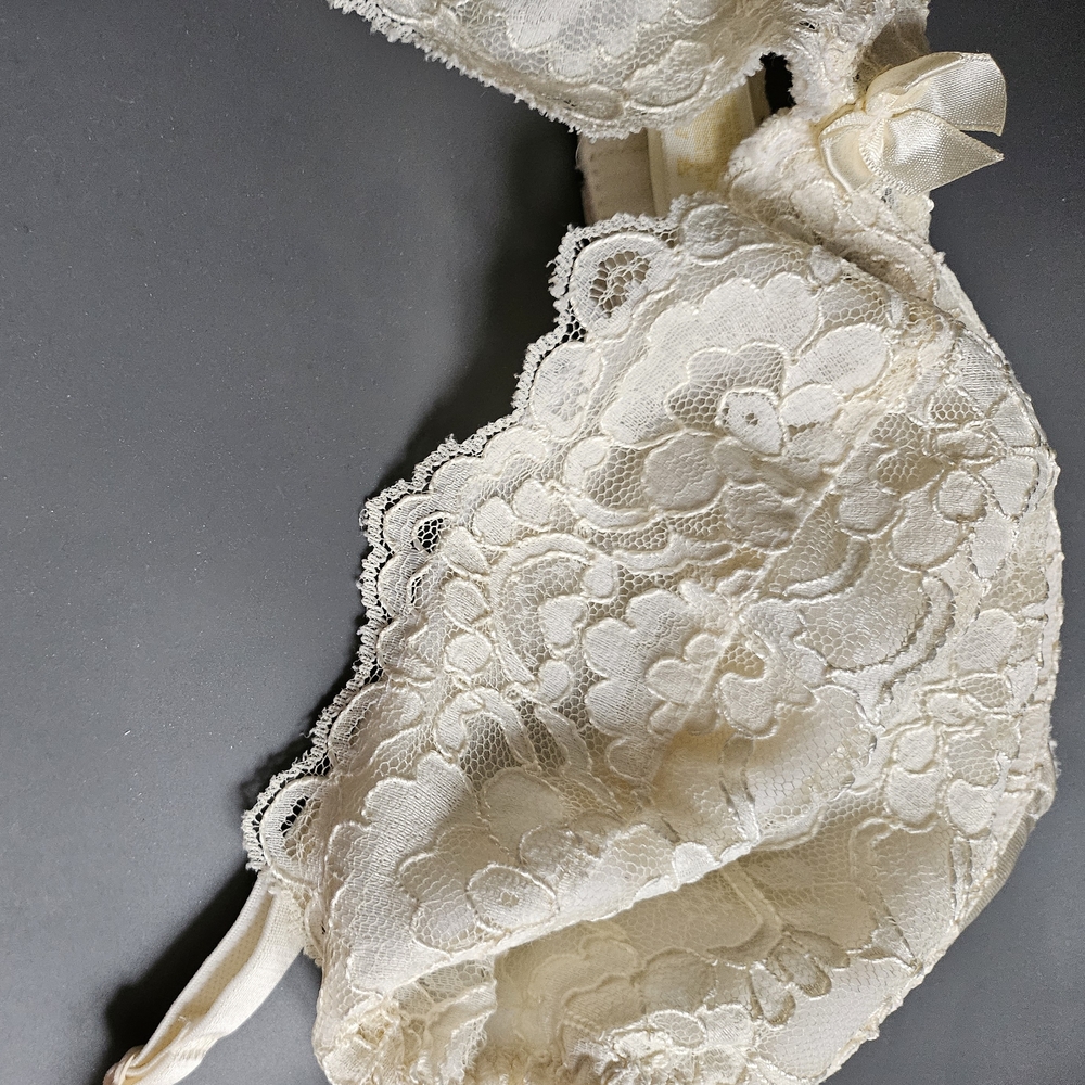 VS Gold Label Vintage Cream Lace Underwire Bra! Like NEW!! - Picture 4 of 16